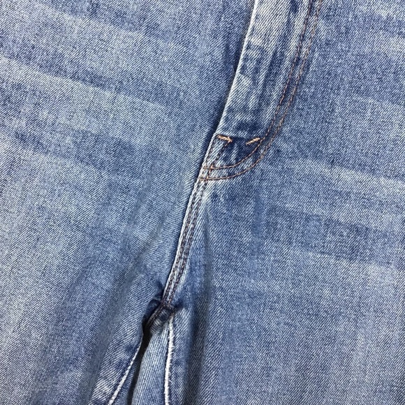 MOTHER The Weekender Cropped Distressed Flare Jeans in Six Packs On Me Size 32. - Picture 11 of 11